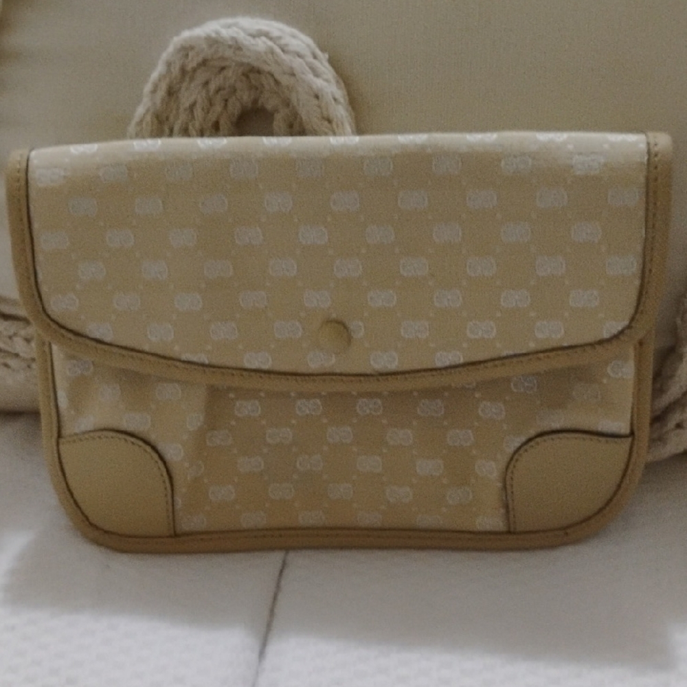 Gucci Small Clutch Purse Like New Condition Size 6x5